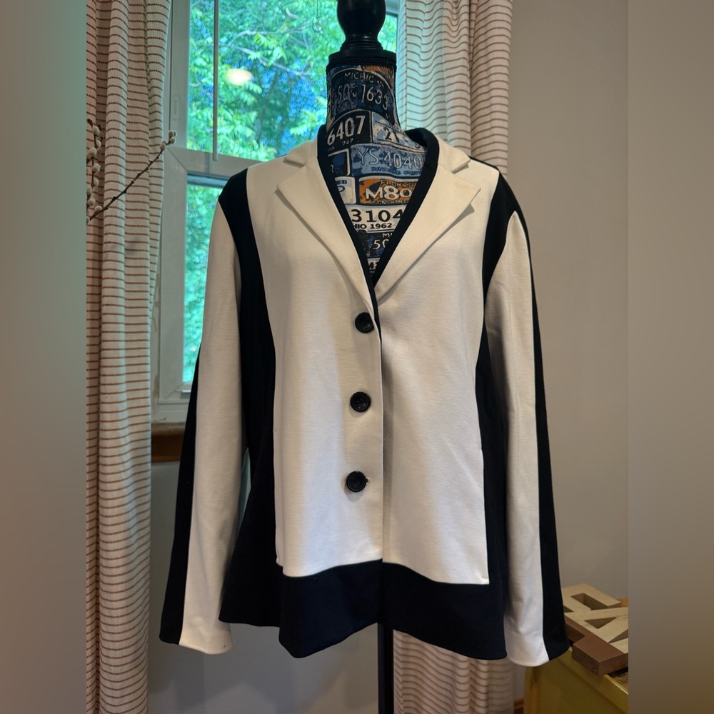 Chico's Black and White (Ivory)Blazer w/ Color-Blocking Design ‼️FREE SHIPPING‼️